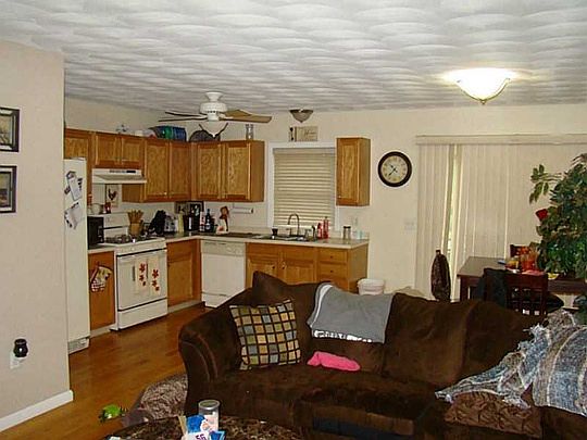 3rd image of 72 Metcalf Ave