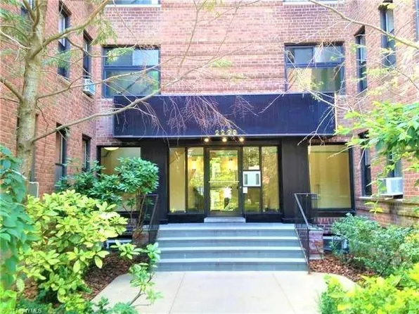 2229 Knapp Street image 1 of 13