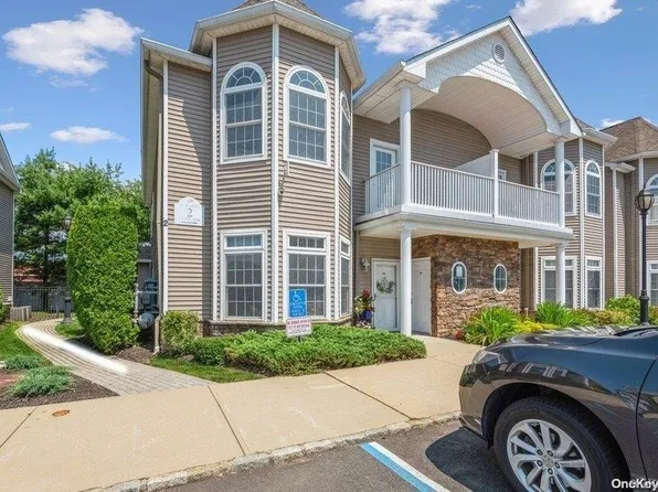 22 Jacqueline Way #22, North Babylon, NY 11703