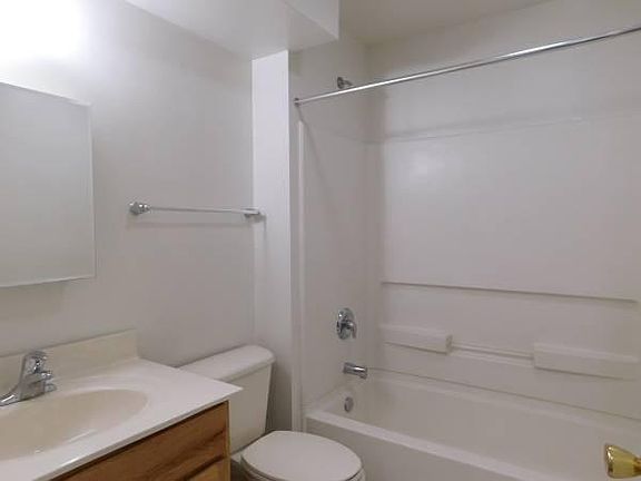 3rd image of 465 New Hwy APT A19