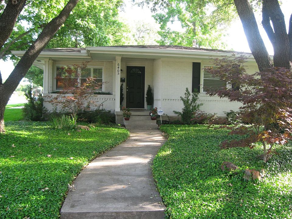Front w/ large oaks 