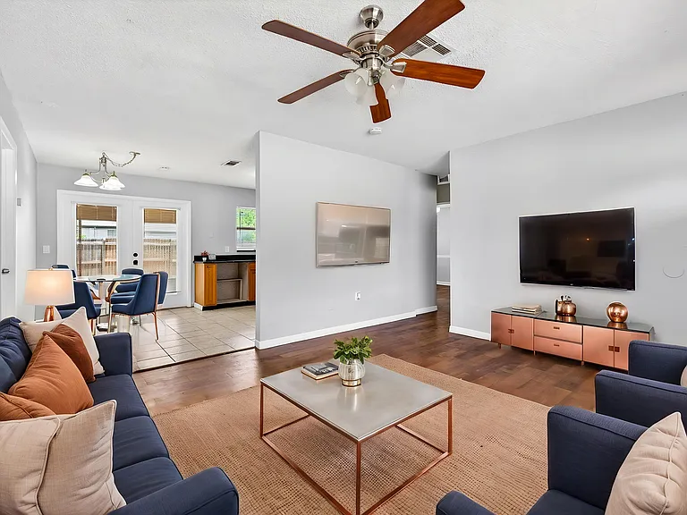 8601 Zane Ln — Photo 2