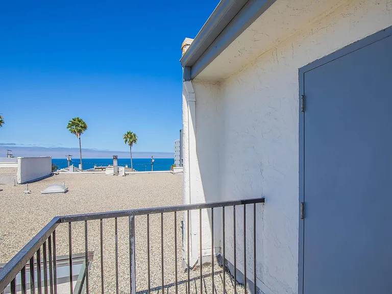 Riviera Vista Apartments — Photo 14