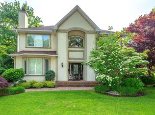 6 S Gate Rd, Great Neck, NY 11023