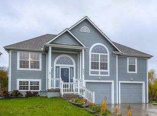 607 Forrest View Ct, Raymore, MO 64083