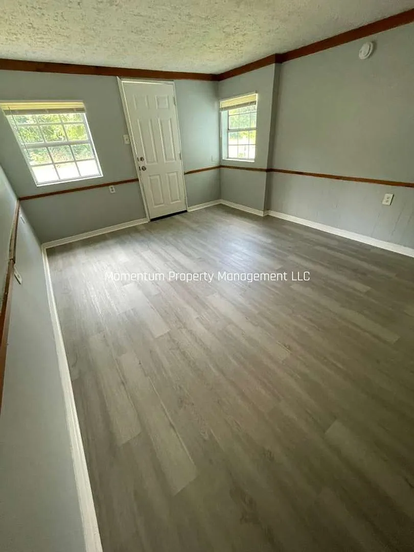 Freshly Renovated 3/2 - Ready for Immediate Move-In — Photo 2