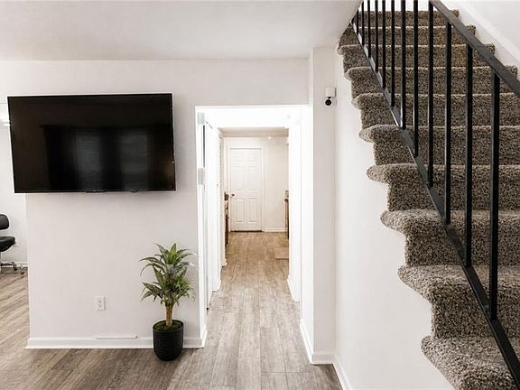 5th image of 132 Bristol Ave