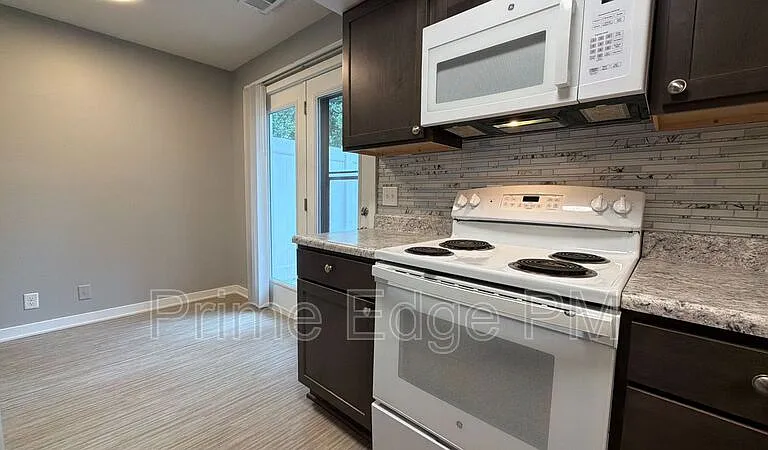 6235 Holdrege St #B-5 — Photo 18