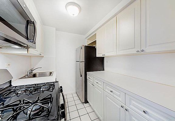 3rd image of 140 E 56th St APT 10D