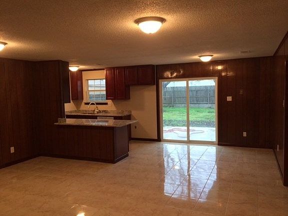 3rd image of 221 Willowbrook Dr