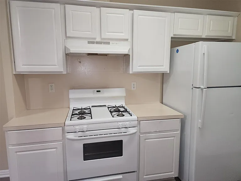 503 Gregory Ct — Photo 15