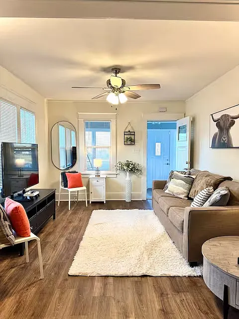 2 bed, 900 sqft, $3,000 — Photo 4