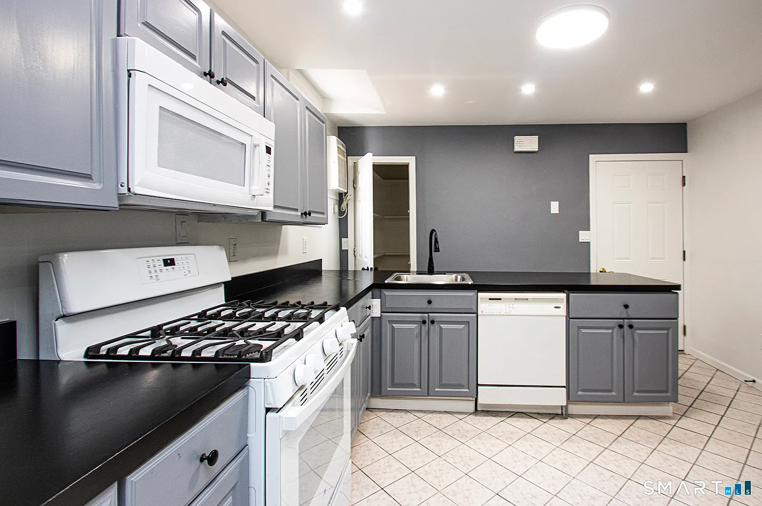 4 bed, 2.0 bath, 1700 sqft, $3,200 — Photo 4