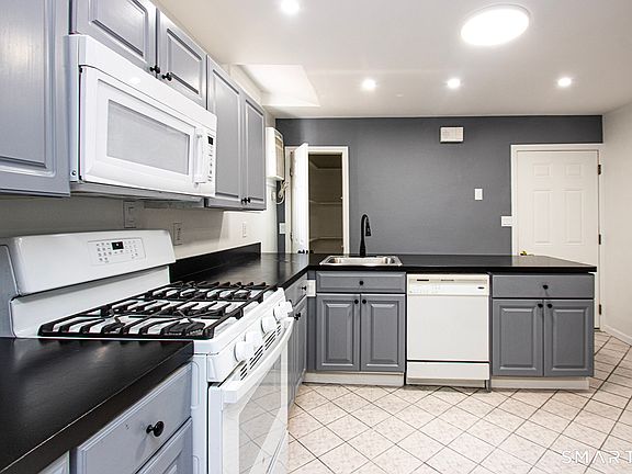 4th image of 2879 Fairfield Ave #2