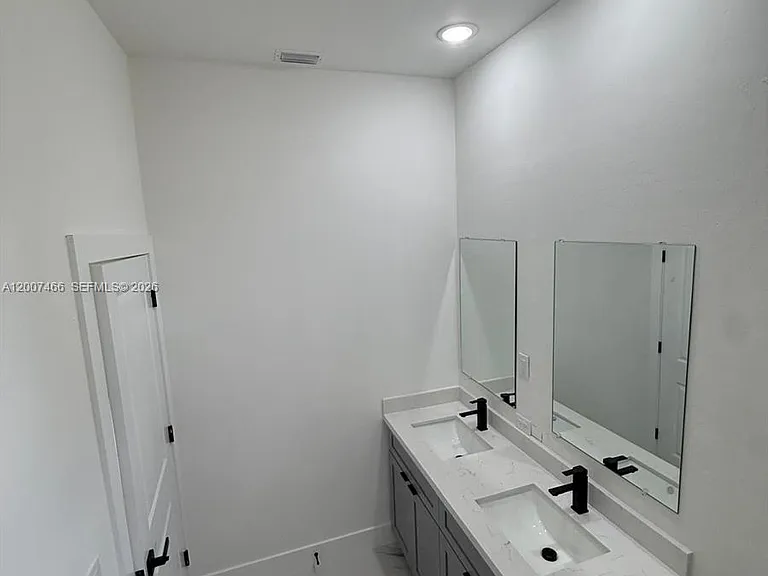 1089 Eisenhower Blvd — Photo 10