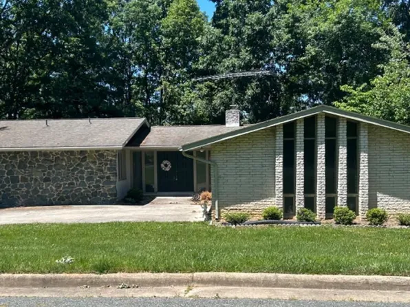 1213 Pinehurst Rd, Staunton, VA 24401