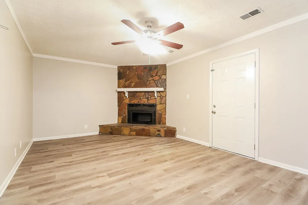3 bed, 2.0 bath, 1335 sqft, $1,825 — Photo 4