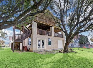 82 Harbor Ln, Kemah, TX 77565