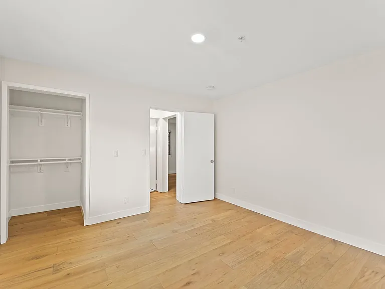 231 E Hyde Park Blvd — Photo 13