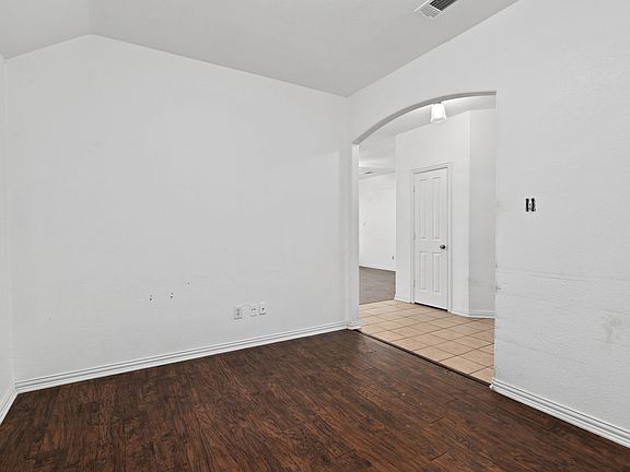 5th image of 2121 Castle Creek Dr