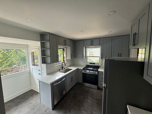 3rd image of 4623 Palatine Ave N