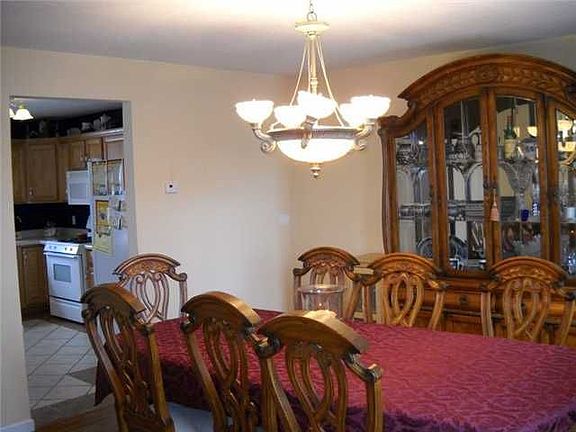4th image of 719 Parkside Dr