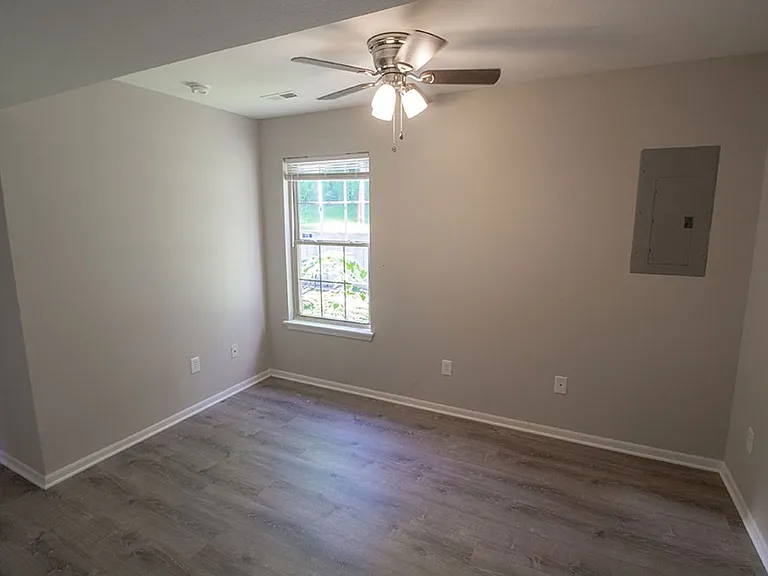 1413 Greensboro Dr — Photo 12