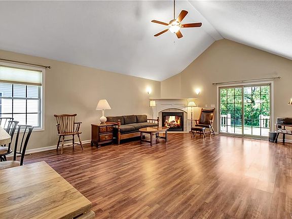 3rd image of 29 Forest Lake Dr