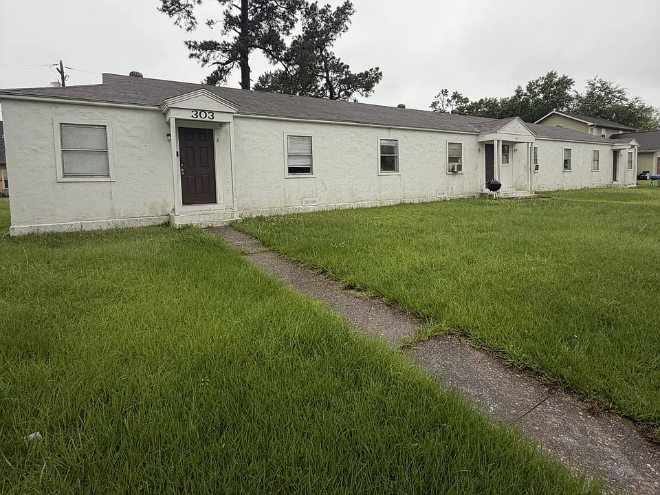 305 W Dewey Ave