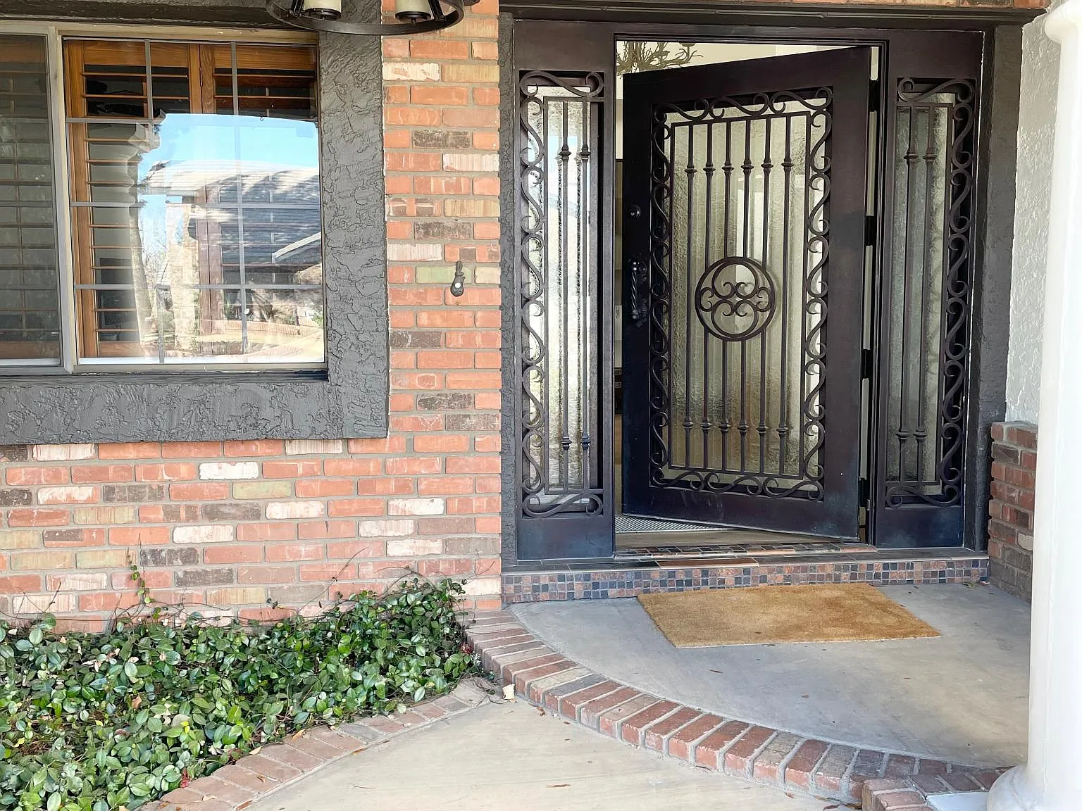 4 bed, 2900 sqft, $4,950 — Photo 3