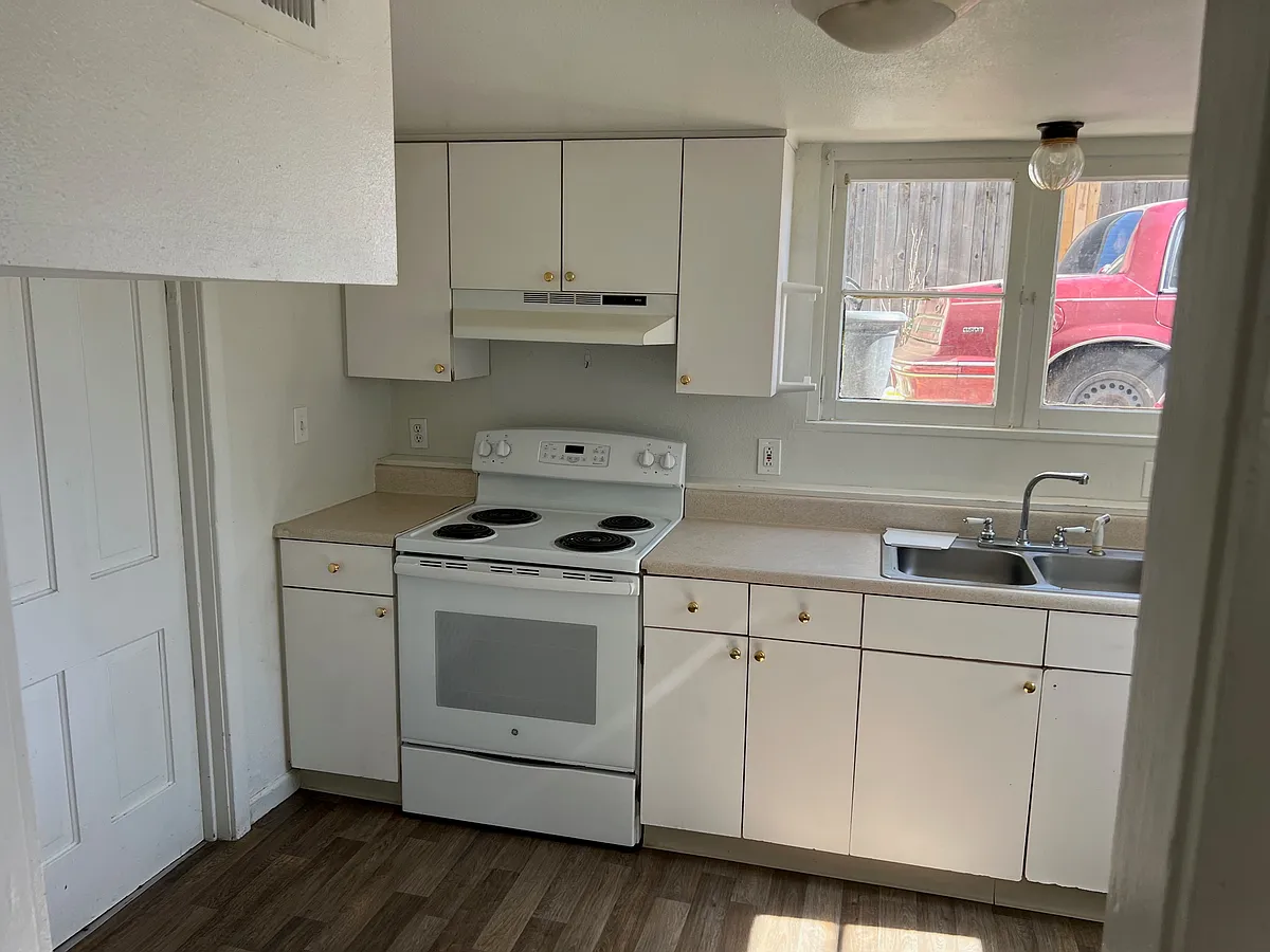 Building Photo - 2329 W 9th St #2