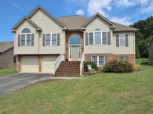 8010 Amber Wood Ct, Roanoke, VA 24019