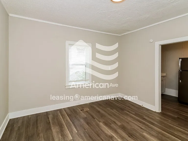 1815066_002_wm_-_living_room_12930296.jpg