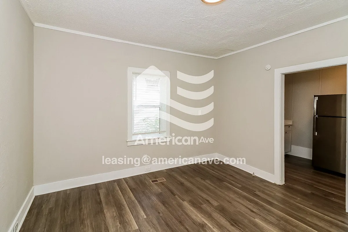 1815066_002_wm_-_living_room_12930296.jpg - 111 Addie St