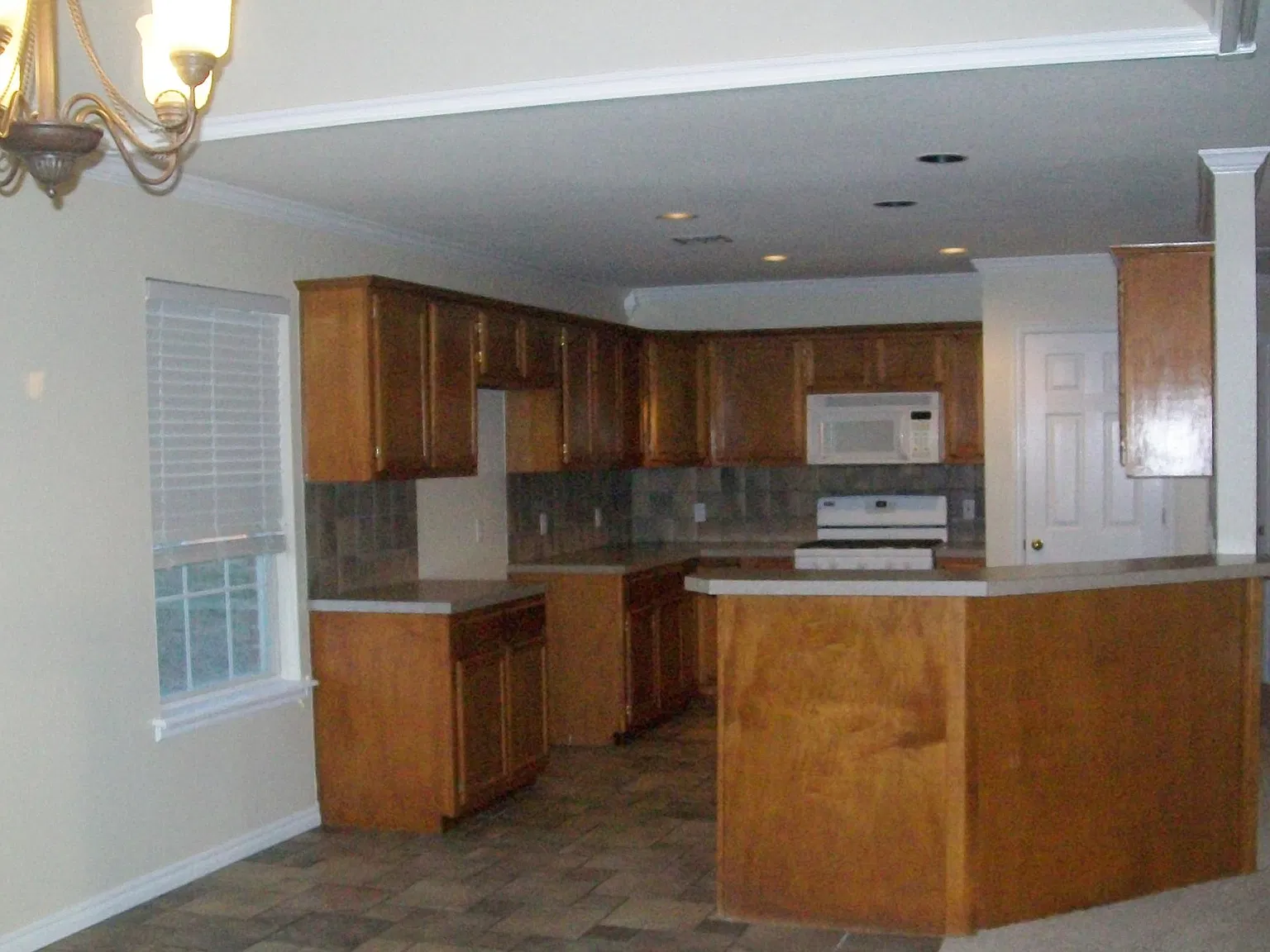3 bed, 2273 sqft, $2,125 — Photo 3