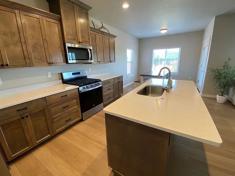 912 Medina Ave — Photo 3