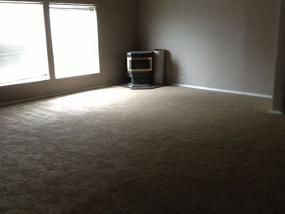 5th image of 405 Willow Dr