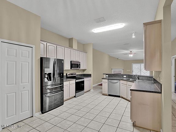 5th image of 1422 W Chinaberry Ct