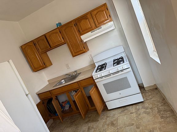 4th image of 715 S 52nd St #3