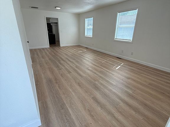 2nd image of 1601 E Arnold St