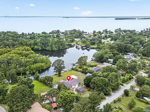 3rd image of 201 Lake Moultrie Dr