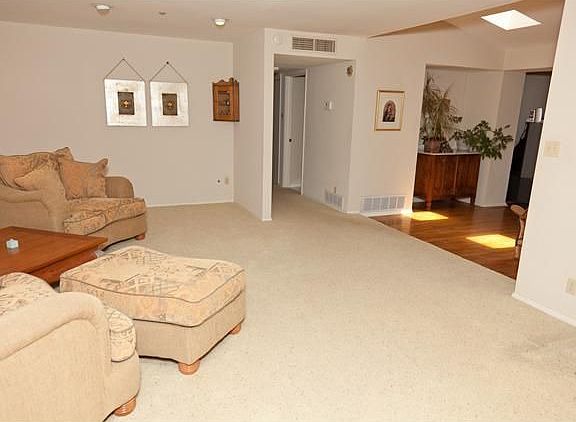 2nd image of 640 Camino Real Ave