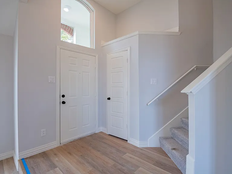 2318 Bennington Dr — Photo 3
