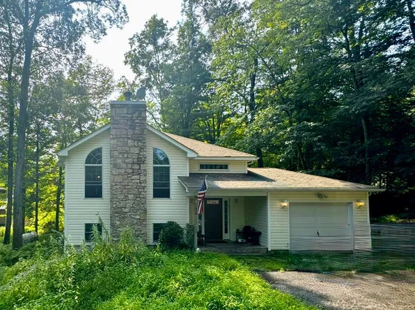 332 Clubhouse Dr, East Stroudsburg, PA 18302