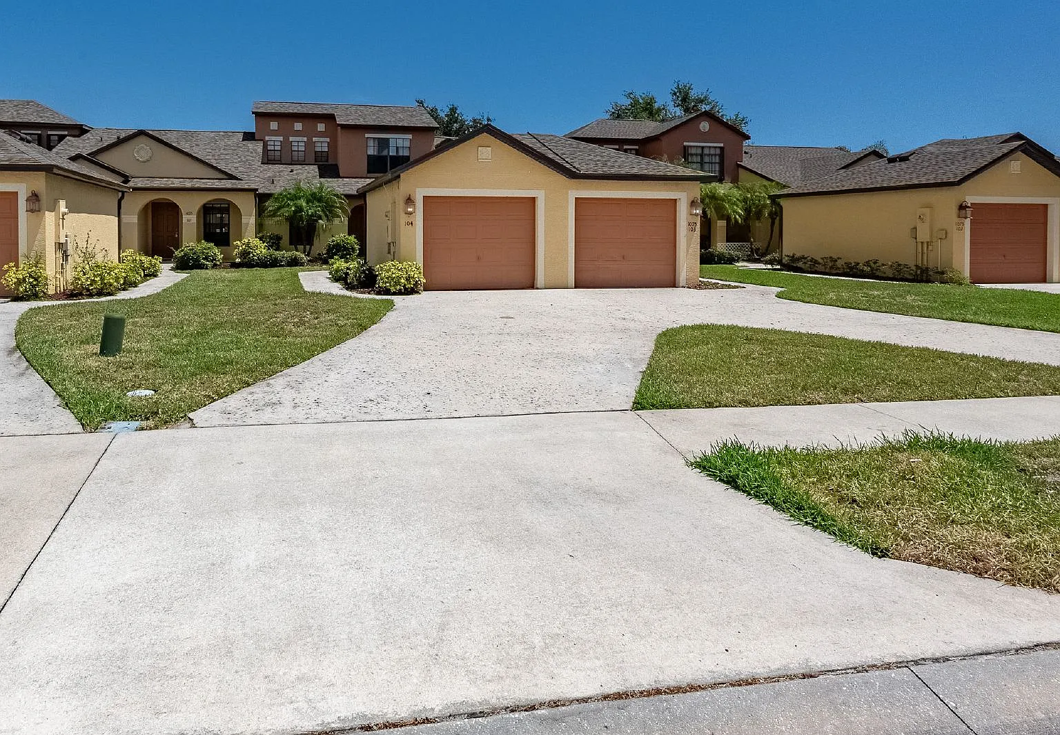 3 bed, 2.0 bath, 1277 sqft, $1,799 — Photo 3