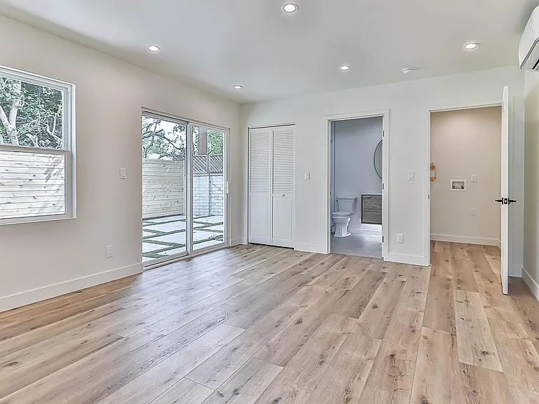 11801 Albers St — Photo 20