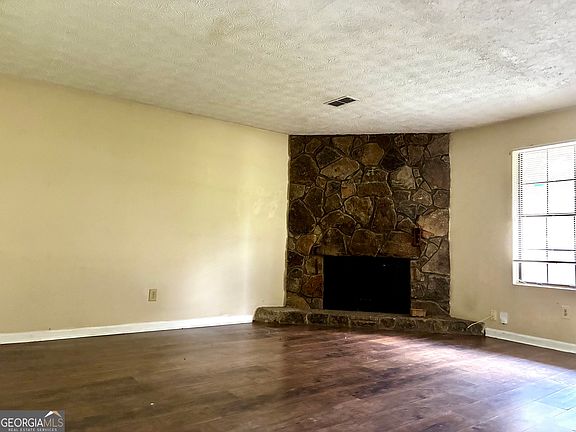 3rd image of 3901 Wood Path Dr
