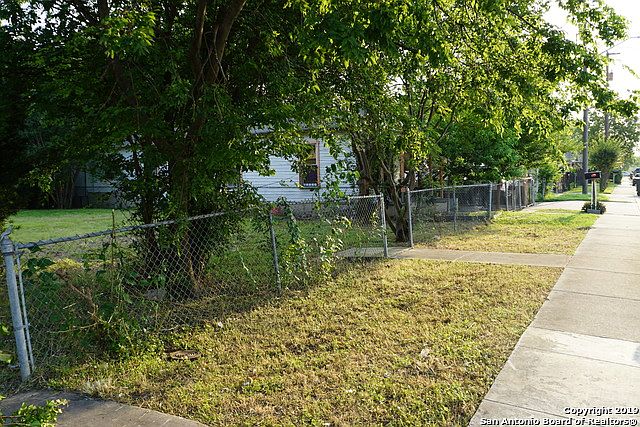 2nd image of 1110 Morales St