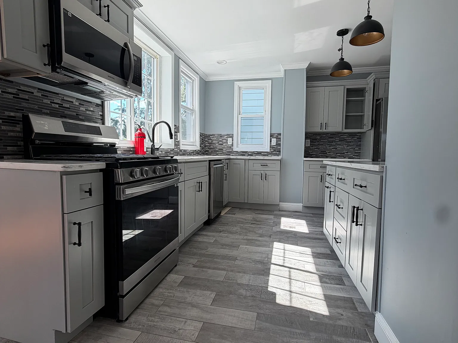 3 bed, 2.5 bath, 1500 sqft, $4,300 — Photo 2