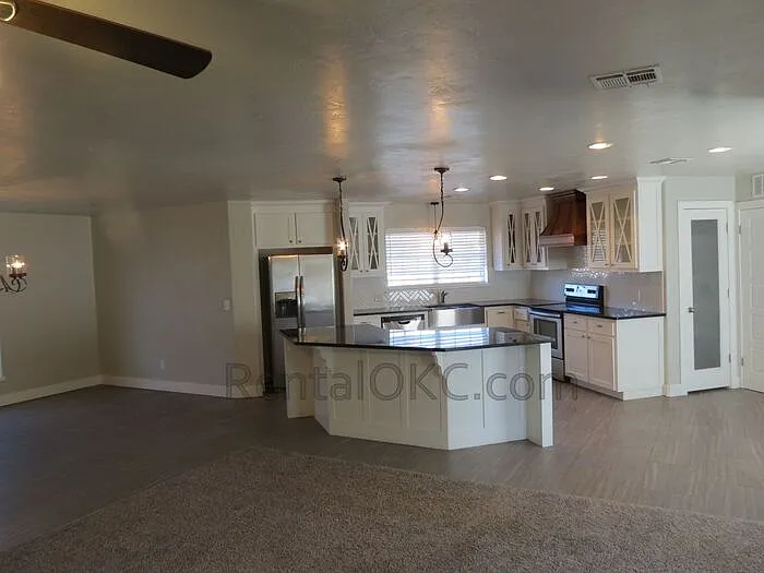 3 bed, 2.5 bath, 1982 sqft, $1,920 — Photo 3